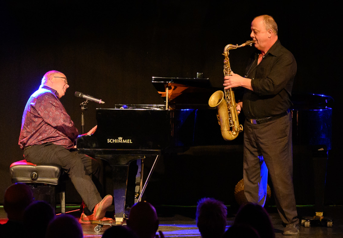 Sven Jordan, Piano & Vocals - Sebastian Scheil, Saxophone - Live isn&prime;t always white